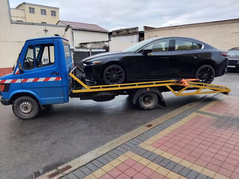 Автомобіль після поломки в районі Нових Будинків