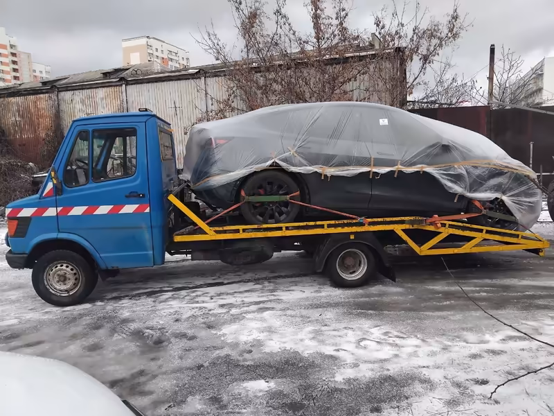 Завантаження Tesla з низьким кліренсом на платформу евакуатора у Харкові