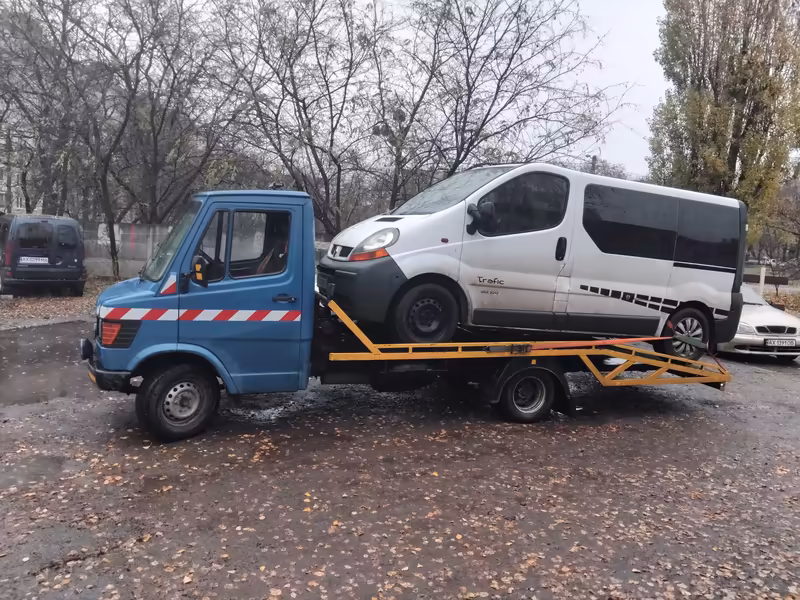 Мікроавтобус Renault Trafic на платформі евакуатора