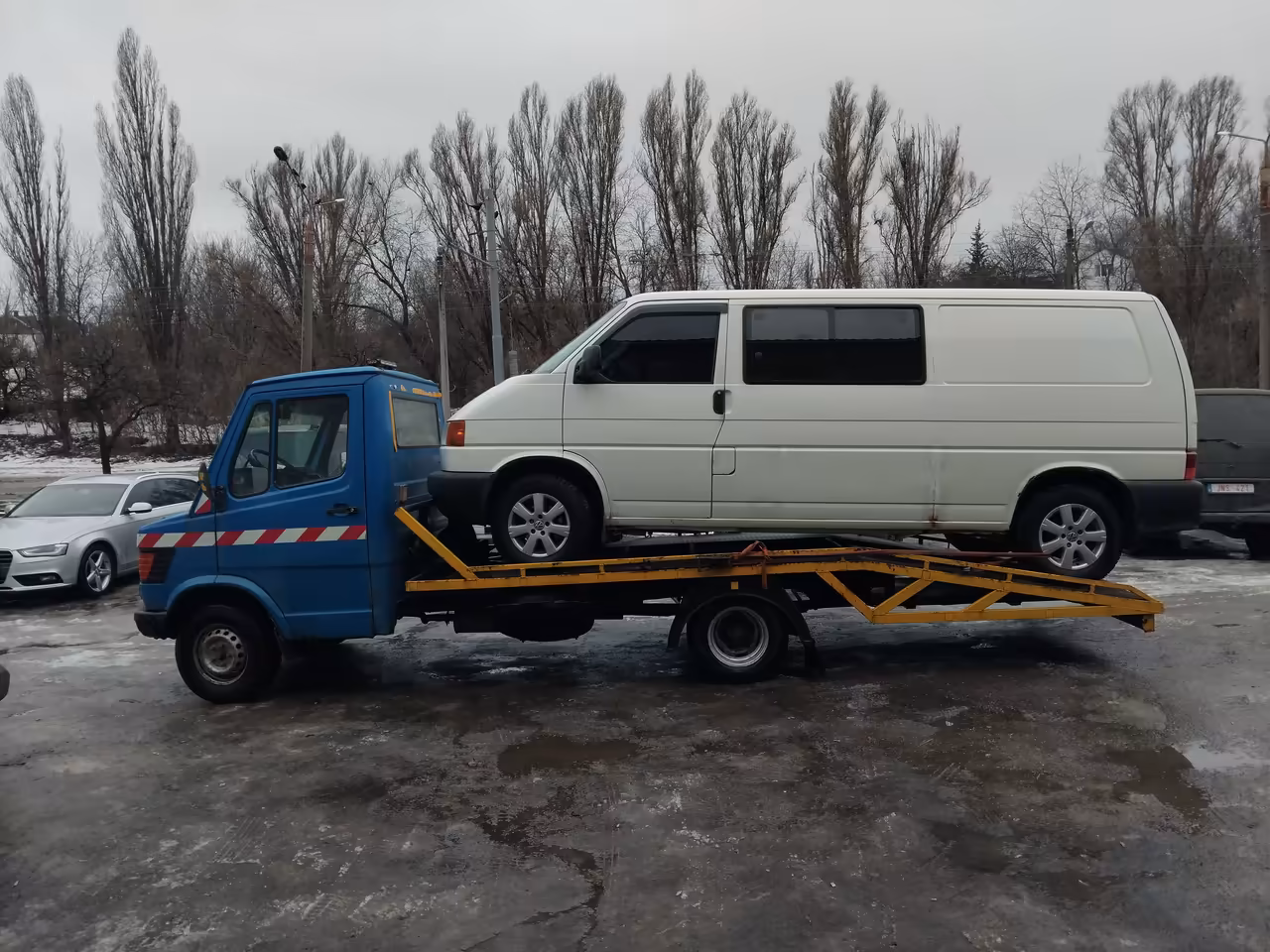 Евакуатор у районі Немишля в Харкові